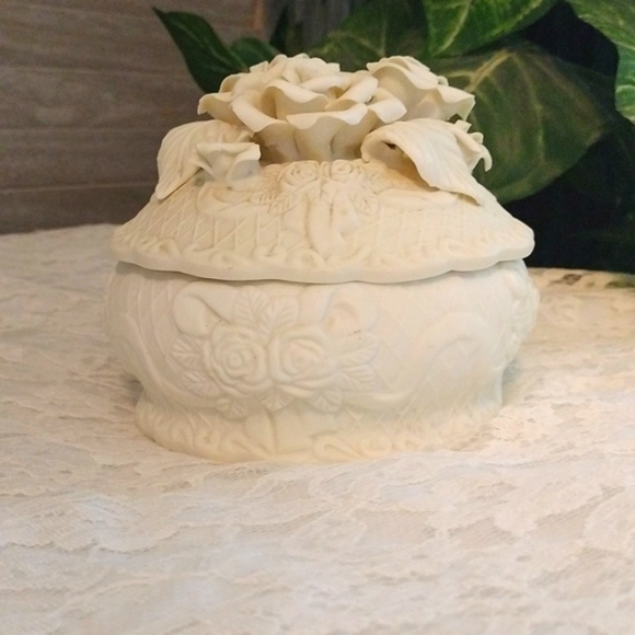⚜️ Vintage 3D Rose Porcelain Bisque Round Trinket/Jewelry Holder - Picture 2 of 12
